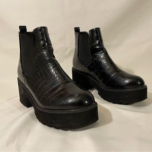 Chelsea boots in black snake print